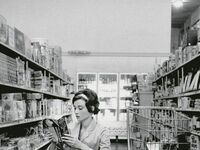 Audrey Hepburn z jej małym jelonkiem na zakupach