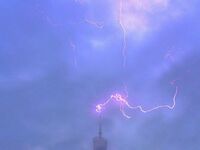 Uderzenie pioruna w Canton Tower w Chinach