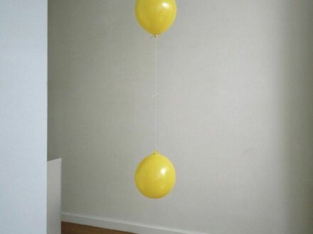 Balon wypełniony helem i balon wypełniony powietrzem równoważą się