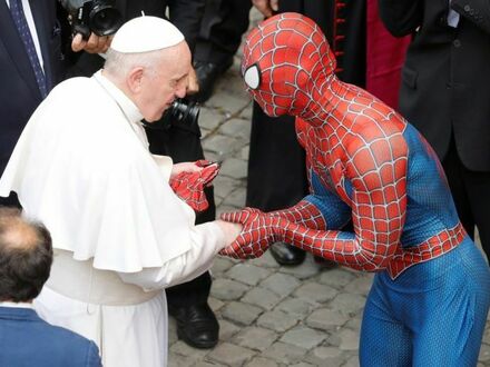 Papież Franciszek spotyka Spidermana znanego jako Mattia Villardita, który ubiera kostium i odwiedza dzieci w szpitalach