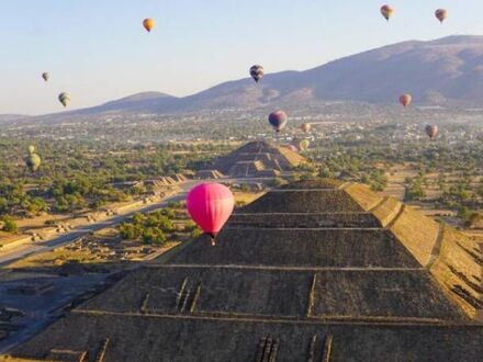 Balony nad Piramidą Słońca w Meksyku