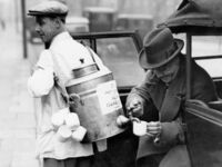 Mobilny sprzedawca kawy na chłodne dni, Londyn, 1932 rok