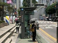 W Korei przystanki autobusowe w czasie upałów rozpryskują mgiełkę chłodzącej wody