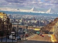 Widok na piramidy z ulicy w Kairze