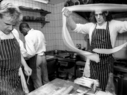 Szef kuchni Marco Pierre White przygotowuje ciasto ze swoim protegowanym Gordonem Ramsay'em, lata 90.