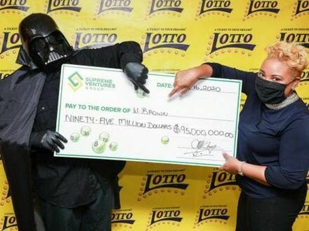 Zwycięzca Jamajskiego Lotto przebrany za Dartha Vadera, aby ludzie nie wiedzieli kim on jest