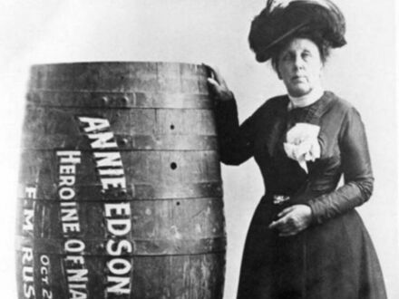 Annie Edison Taylor pierwsza osoba, która przeżyła upadek z wodospadu Niagara w beczce, 1901