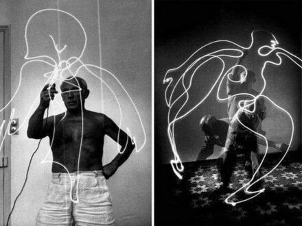 Pablo Picasso malujący światłem, 1949