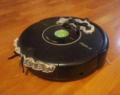 Roomba ubrana jak pokojówka