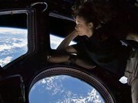 Astronautka Tracy Caldwell Dyson patrzy na Ziemię z Międzynarodowej Stacji Kosmicznej