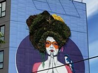 Mural, w którym włosy są prawdziwymi roślinami