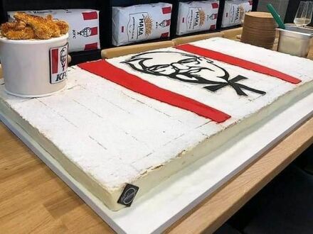 Na otwarcie KFC w Wadowicach zamiast tradycyjnego tortu była olbrzymia kremówka