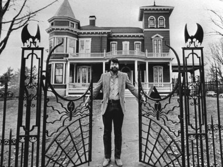 Stephen King stojący przy bramie swojego domu w Bangor, Maine, 1982