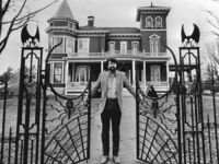 Stephen King stojący przy bramie swojego domu w Bangor, Maine, 1982