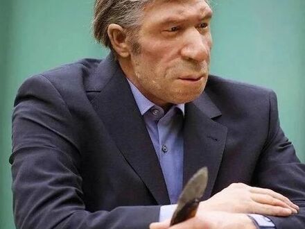 Tak mógłby wyglądać Neandertalczyk we współczesnej fryzurze i garniturze