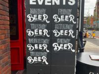 Kalendarz wydarzeń w pewnym pubie w Dublinie