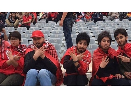 Irańskie kobiety przebrane za mężczyzn, aby mogły wejść na stadion obejrzeć mecz piłkarski