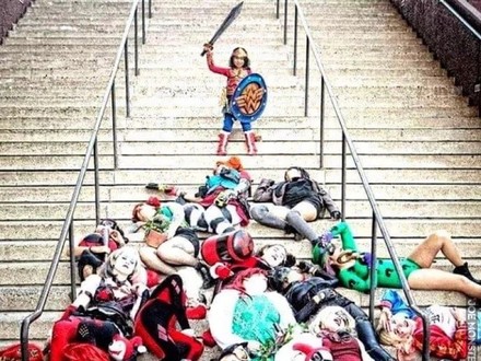 Na Comic Conie wszyscy przebrani za złoczyńców polegli przed małą superbohaterką