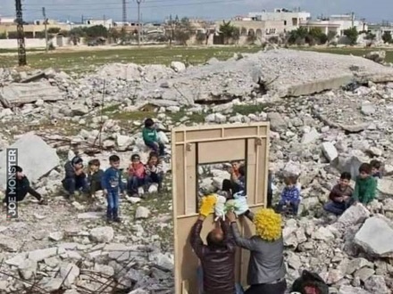 Teatrzyk lalkowy w zniszczonej przez wojnę Syrii