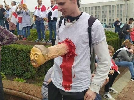 Jeden z demonstrujących w Mińsku