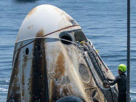 Kapsuła załogowa SpaceX chwilę po powrocie na Ziemię