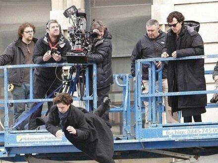 Benedict Cumberbatch patrzący na swojego spadającego dublera