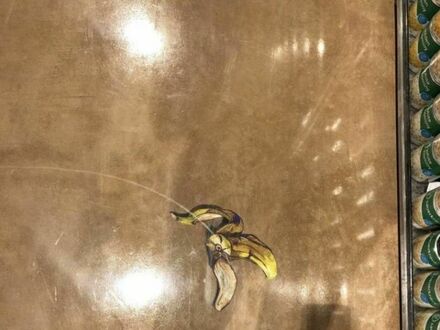 Banan namalowany na podłodze sklepu spożywczego