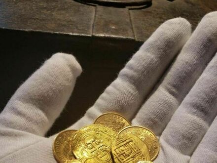 Złote hiszpańskie monety z Ery Piractwa