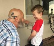 Dziadek zrobił sobie tatuaż aparatu słuchowego, jaki nosi jego wnuk