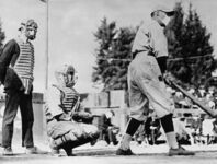 Gracze baseballa noszą maseczki podczas epidemii grypy w 1918 roku