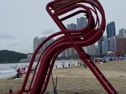 Niektóre wieże ratowników na plażach w Korei mają ślizgawki aby nie tracić czasu na schodzenie