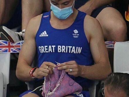 Pływak Tom Daley robiący na drutach podczas olimpiady