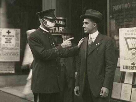 Policjant w San Francisco karcący mężczyznę za to, że nie nosił maski podczas pandemii grypy, 1918 rok