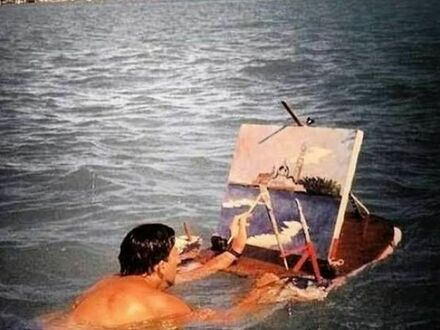 Salvador Dali malujący w oceanie