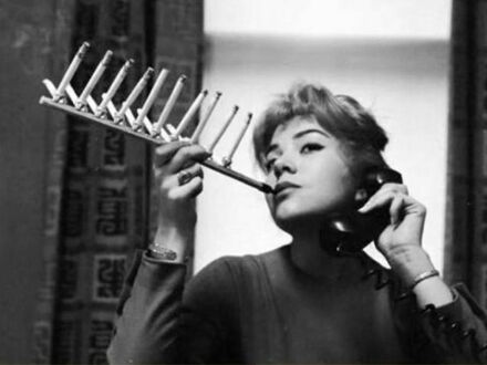 Urządzenie pozwalające wypalić całą paczkę papierosów na raz, 1955 rok