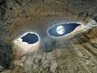 Jaskinia Prohodna w Bułgarii, zwana też Oczami Boga