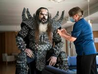 Mr Lordi, wokalista fińskiego zespołu Lordi, przyjmujący drugą dawkę szczepionki w Rovaniemi