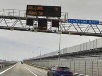 Hackerzy zmienili napis na tablicy nad mostem między rosją i Krymem