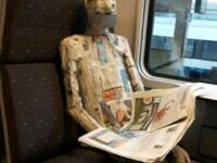 Gazetowy człowiek czytający gazetę