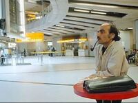 25 sierpnia 1988 r. Mehran Karimi Nasseri rozpoczął pierwszy dzień oczekiwania w terminalu lotniska Charles De Gaulle'a. Spędził na nim 18 lat, a jego historia była podstawą do nakręcenia filmu "Terminal"