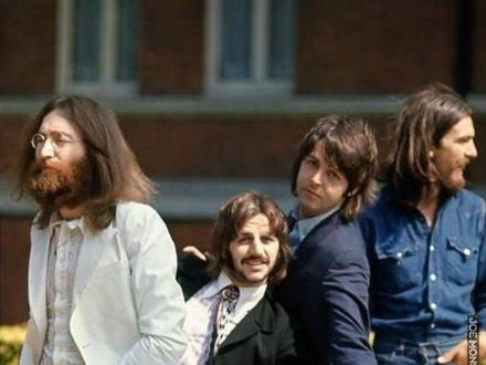 Beatlesi przed przekroczeniem Abbey Road, 1969