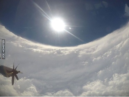 Meteorolog Garrett Black wykonał zdjęcie w oku huraganu Dorian