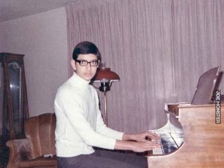 Młody Jeff Goldblum grający na pianinie