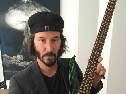 Keanu Reeves i jego gitara basowa z Matrixa