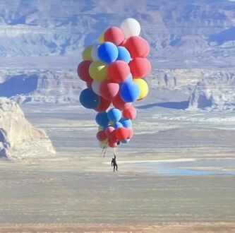 David Blaine przeleciał nad Arizoną trzymając 52 balony z helem