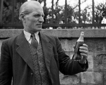Francuz pierwszy raz w życiu smakuje Coca Coli, rok 1950