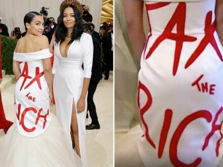 Met Gala 2021 - Alexandria Ocasio-Cortez paraduje w sukience z napisem "opodatkować bogatych" - bilet wstępu kosztował 23 tysiące funtów