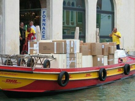 Łódź dostawcza DHL w Wenecji, Włochy