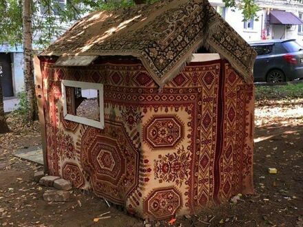 Domek z dywanów