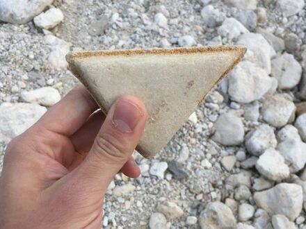 Kamień wyglądający jak trójkątny tost